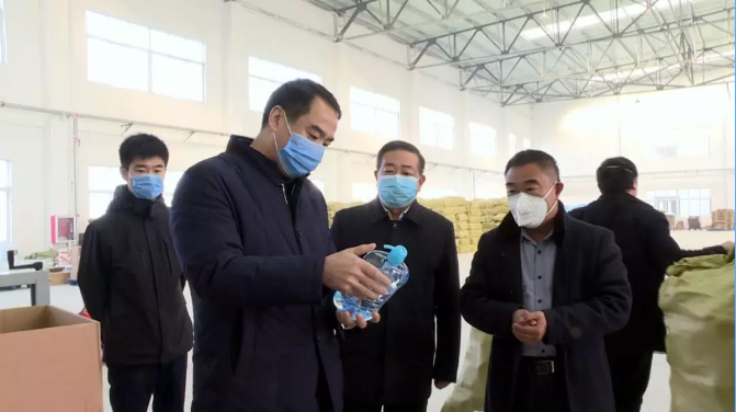 暖心走訪促生產 全力保障消殺用品——嘉祥縣委書記周生宏赴防控物資生產企業和疫情防控一線檢查慰問